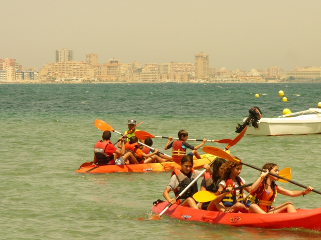 Remando en varios kayak
